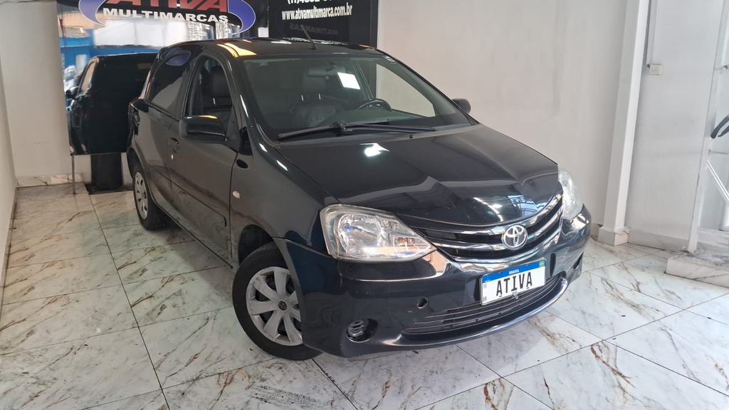 Toyota Etios Hatch Preto