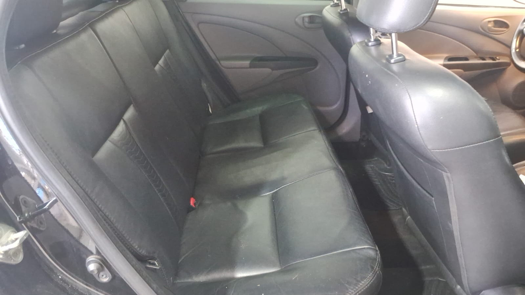 Toyota Etios Hatch Preto