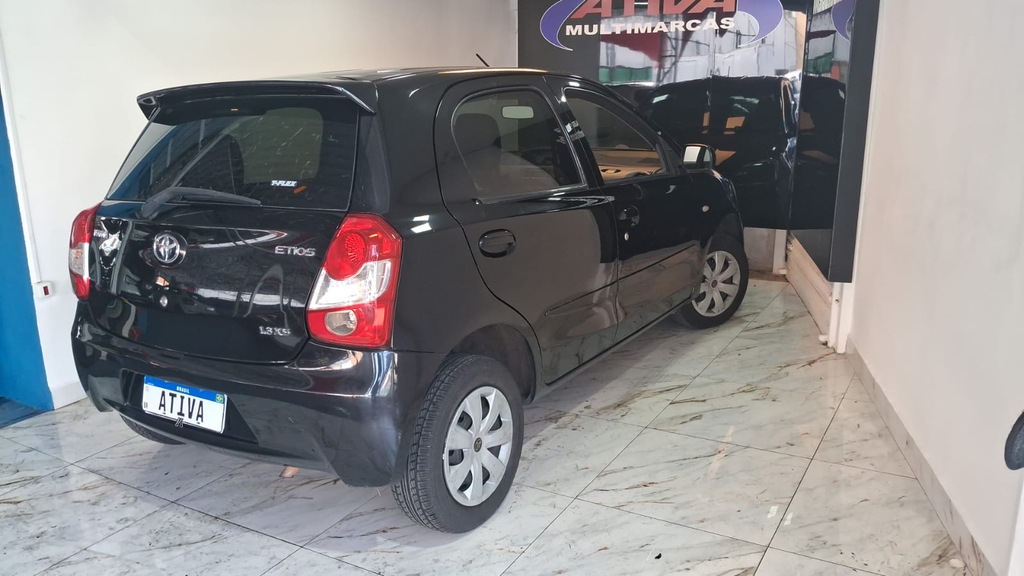 Toyota Etios Hatch Preto