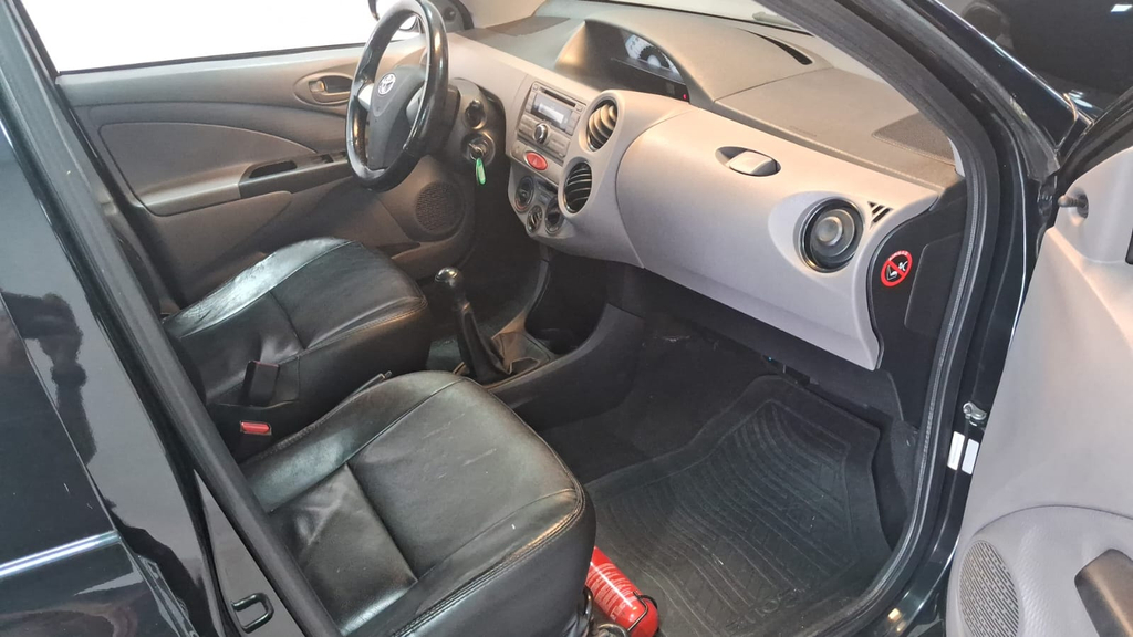 Toyota Etios Hatch Preto