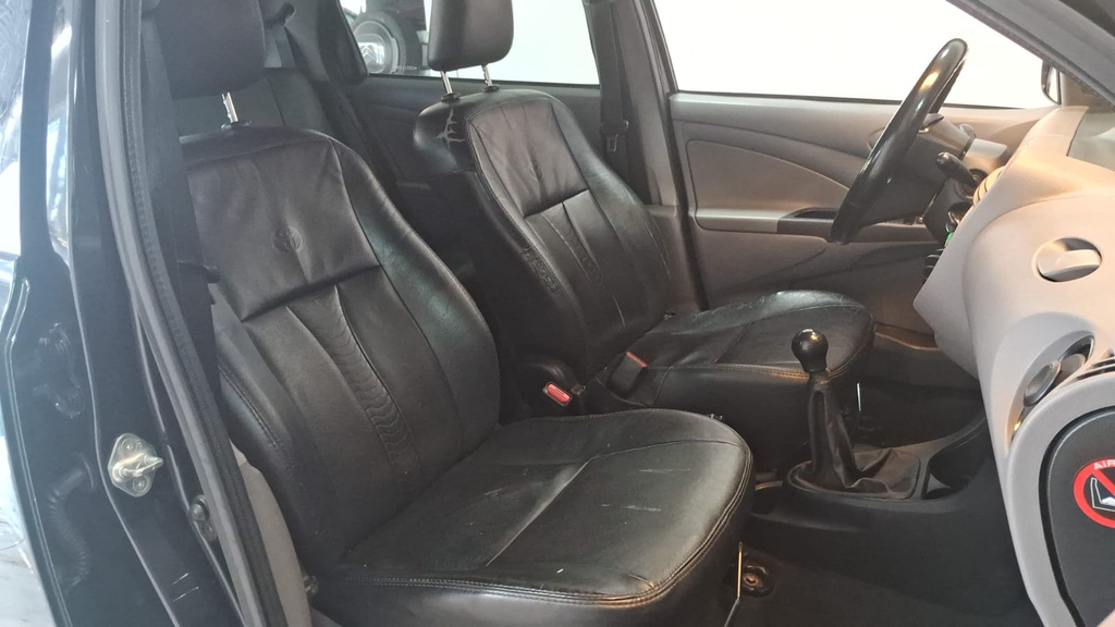 Toyota Etios Hatch Preto