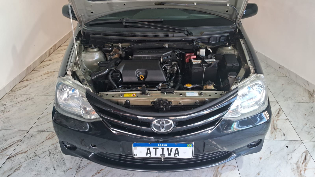 Toyota Etios Hatch Preto