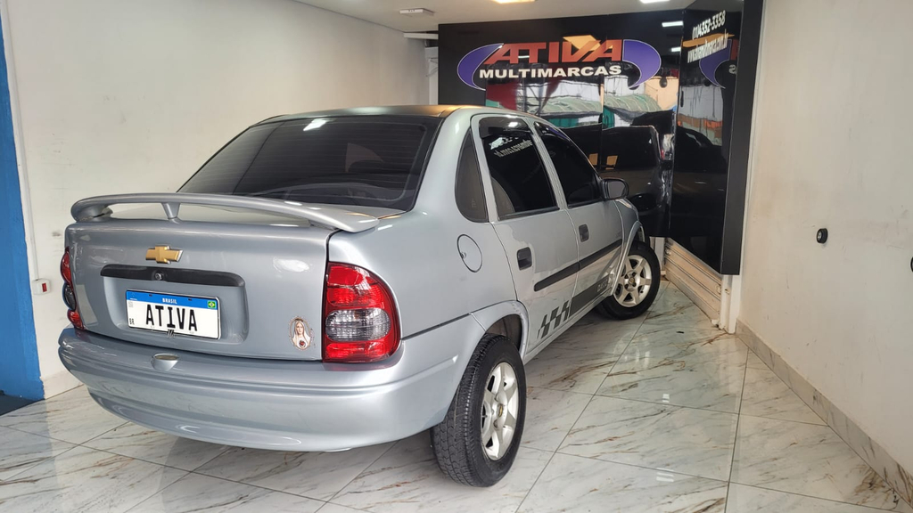 Chevrolet Classic Prata