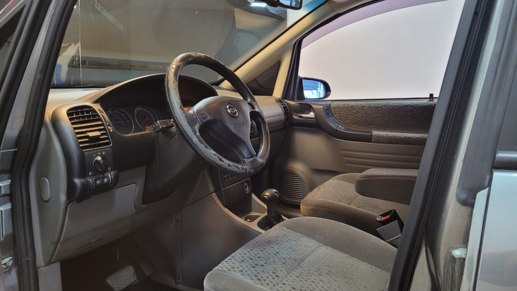 Chevrolet Zafira Cinza