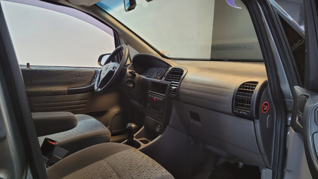 Chevrolet Zafira Cinza
