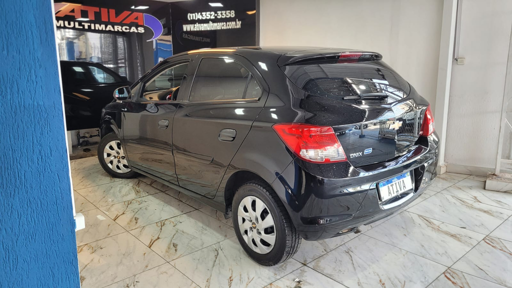 Chevrolet Onix Preto