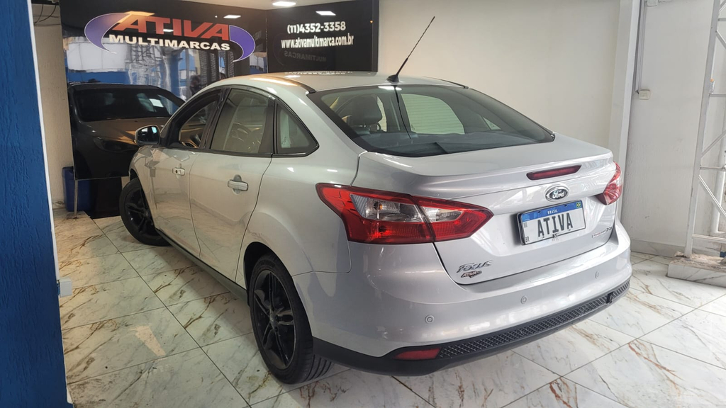 Ford Focus Sedan Prata