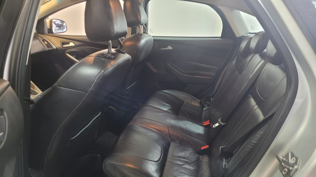 Ford Focus Sedan Prata