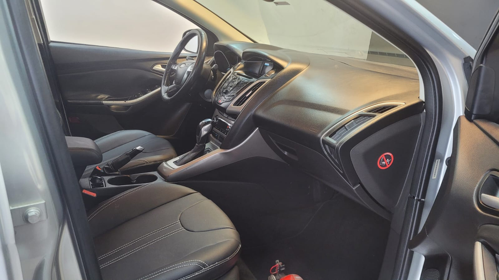 Ford Focus Sedan Prata