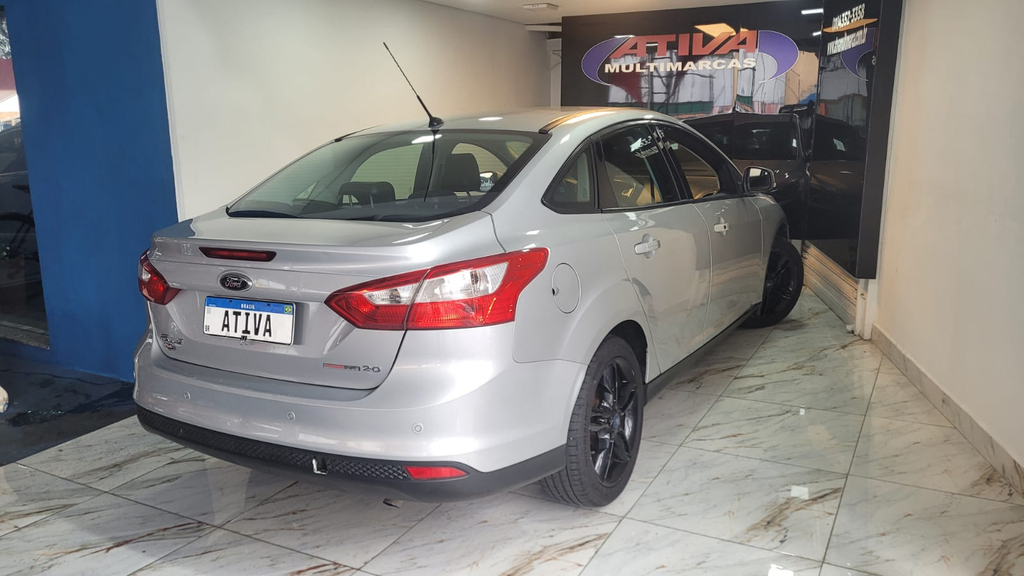 Ford Focus Sedan Prata