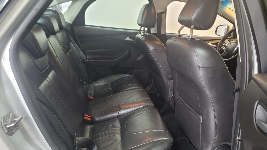 Ford Focus Sedan Prata