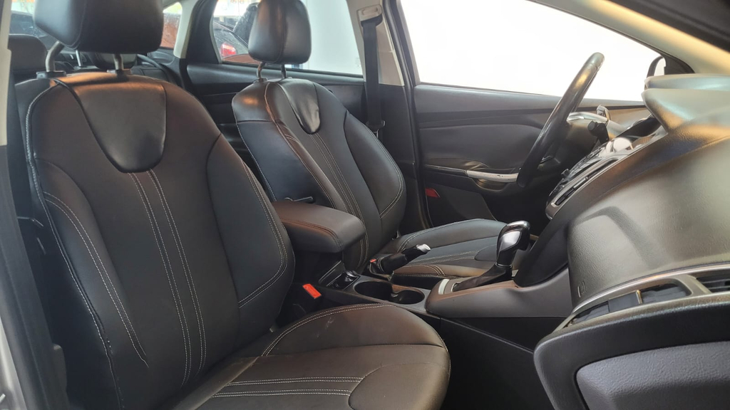 Ford Focus Sedan Prata