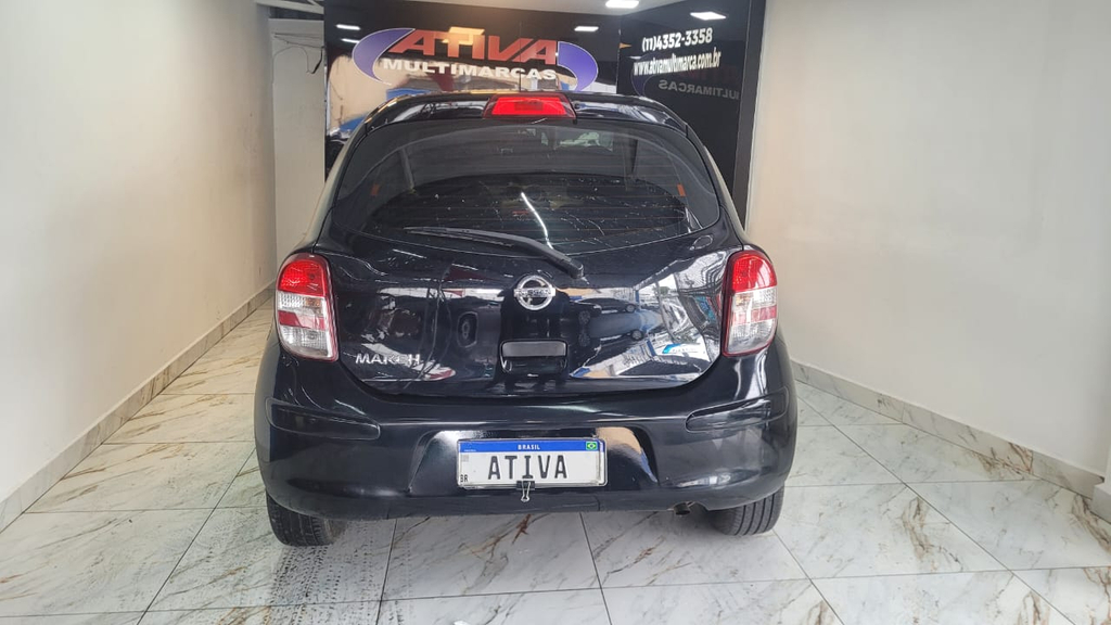 Nissan March Preto
