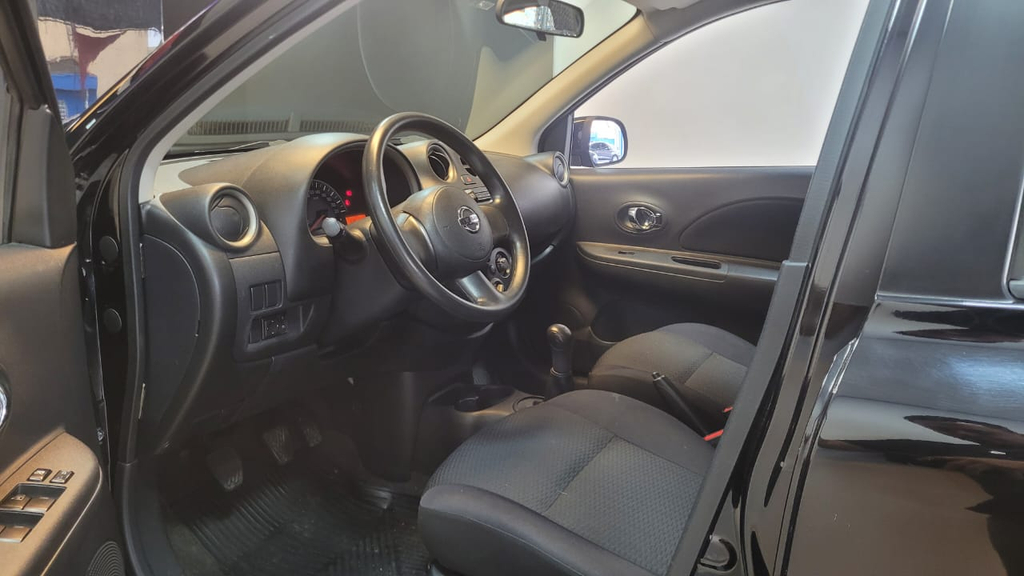 Nissan March Preto
