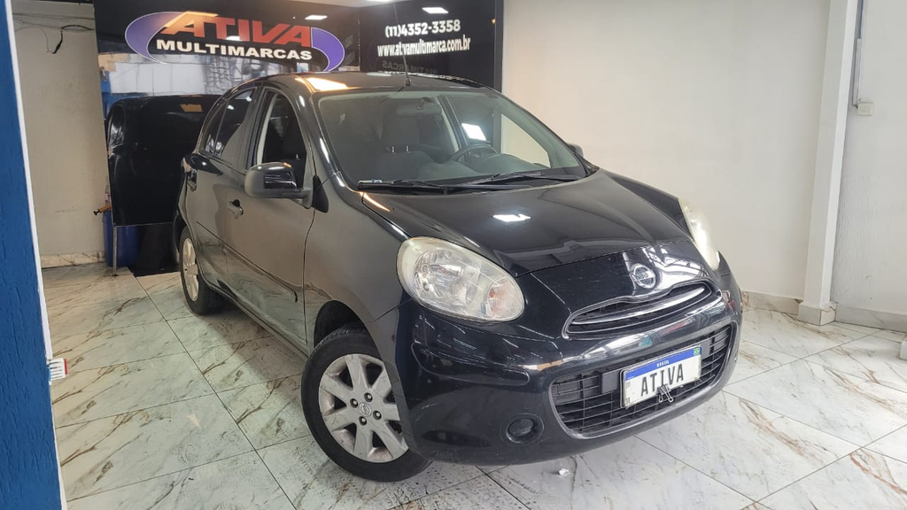 Nissan March Preto
