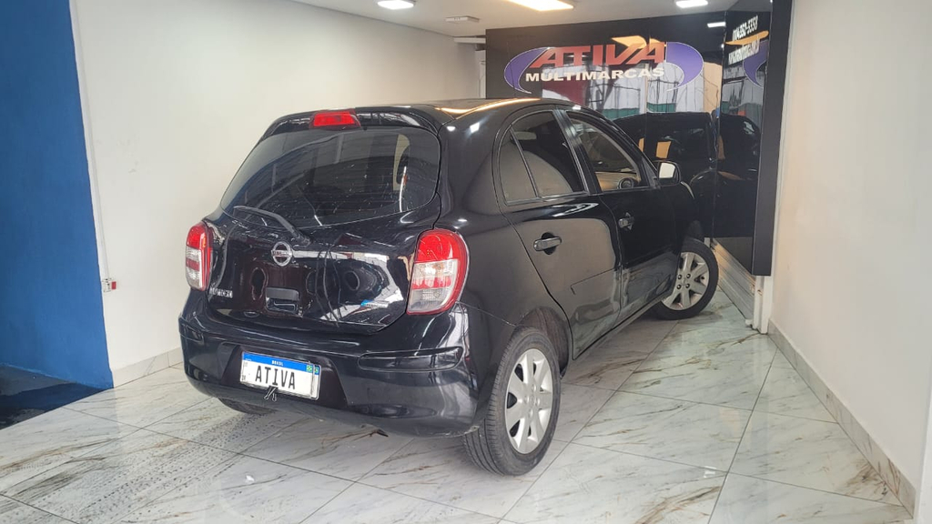 Nissan March Preto