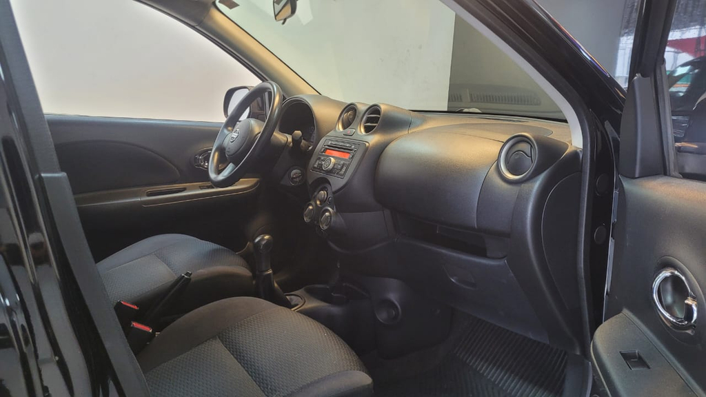 Nissan March Preto