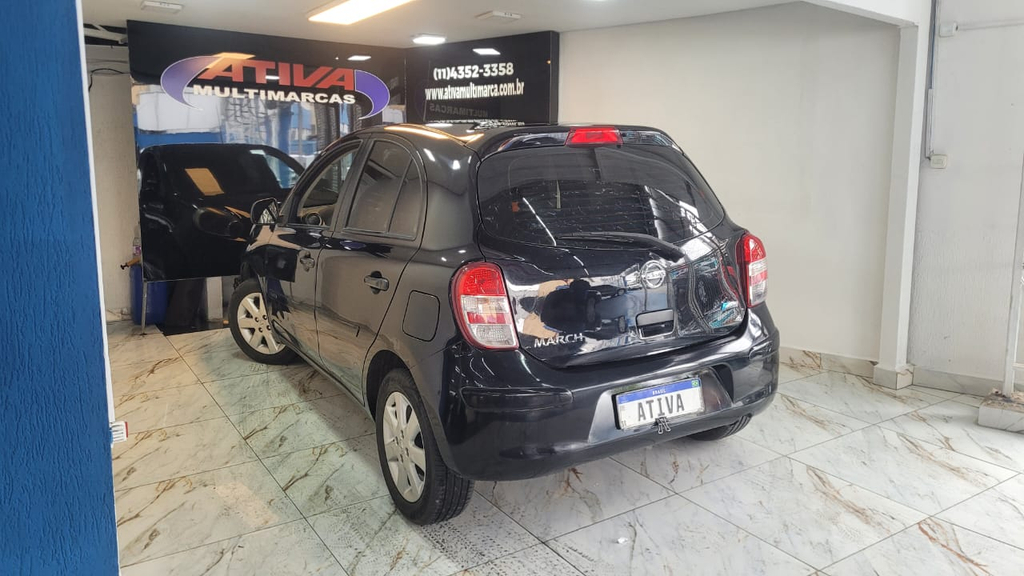 Nissan March Preto