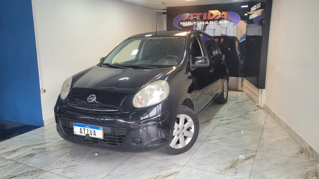 Nissan March Preto