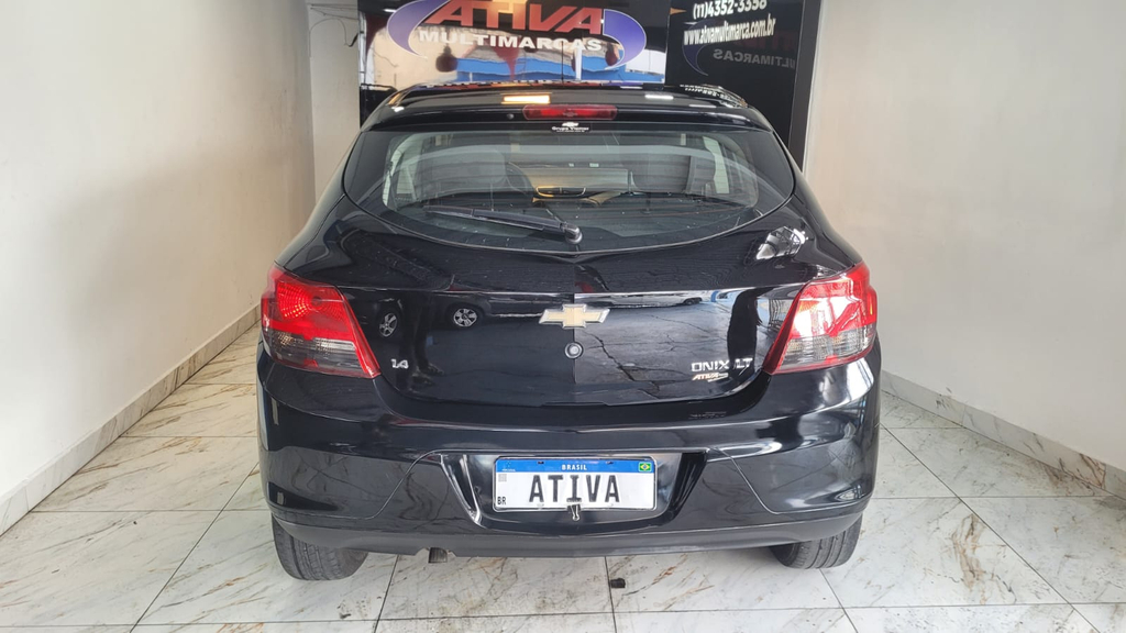 Chevrolet Onix Preto