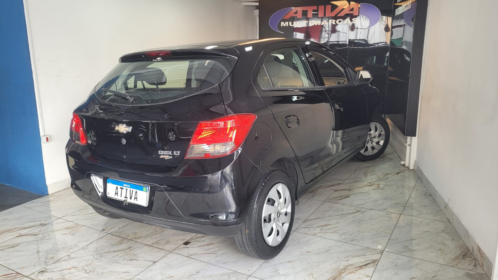 Chevrolet Onix Preto