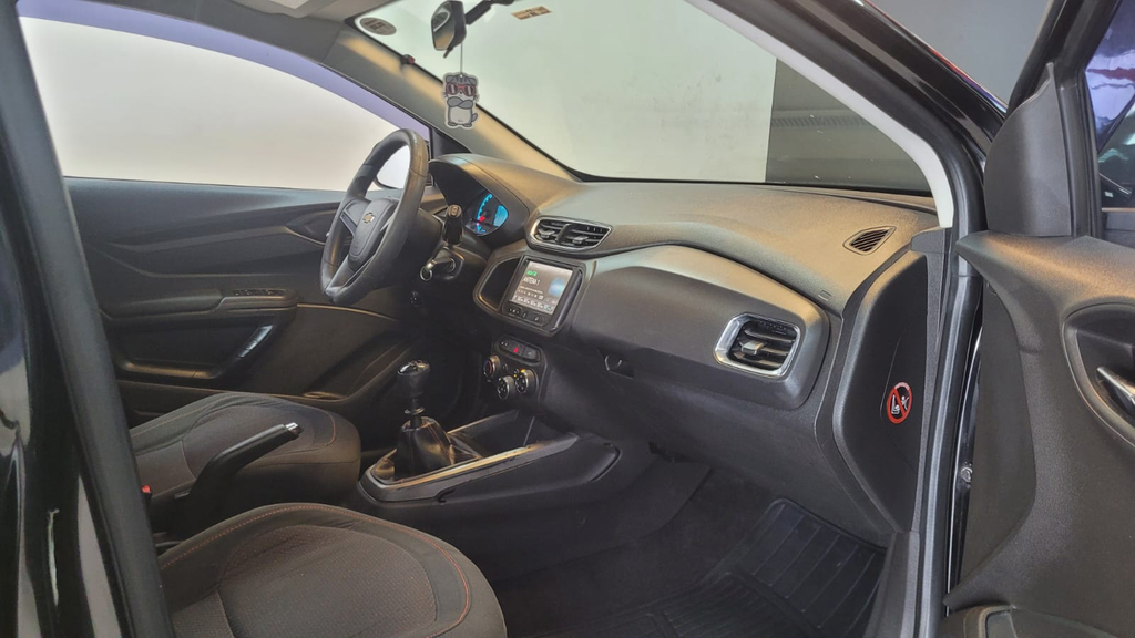 Chevrolet Onix Preto