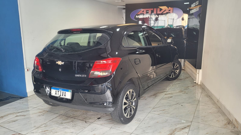 Chevrolet Onix Preto