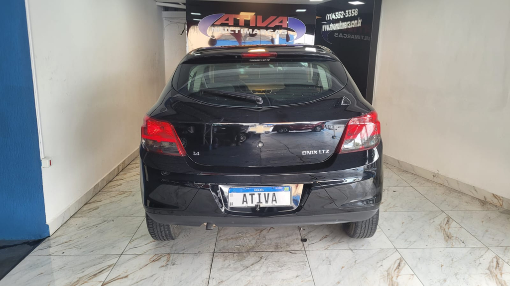 Chevrolet Onix Preto