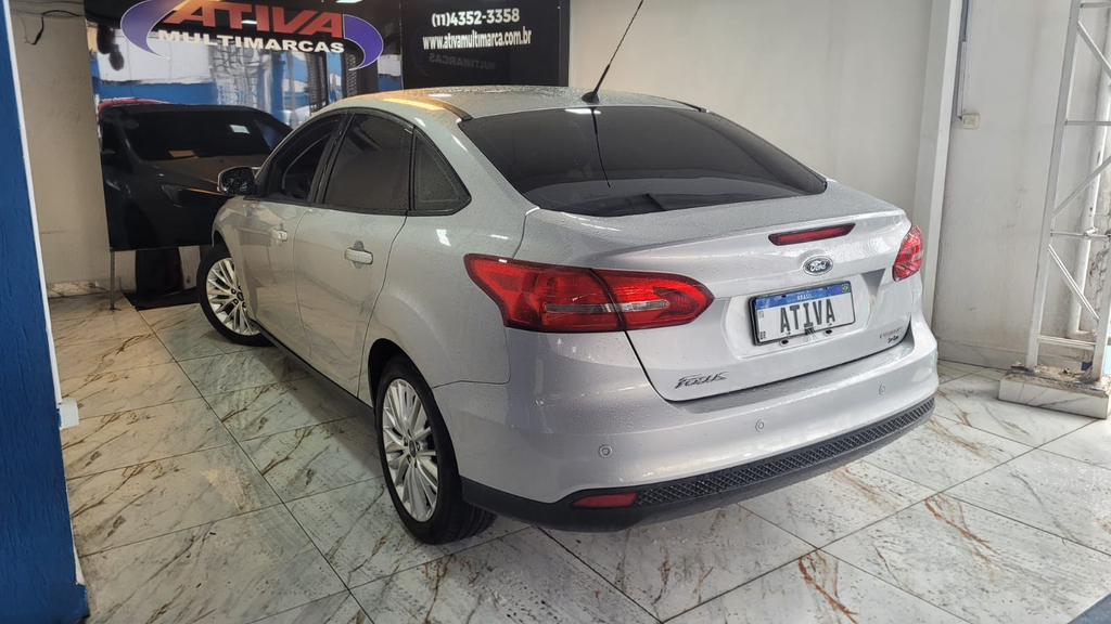 Ford Focus Sedan Prata