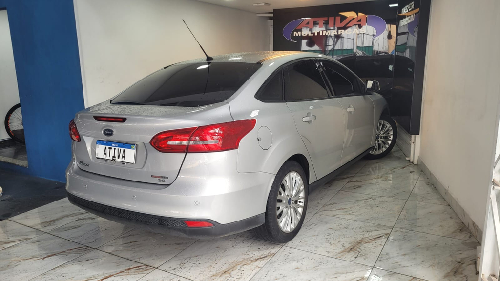 Ford Focus Sedan Prata