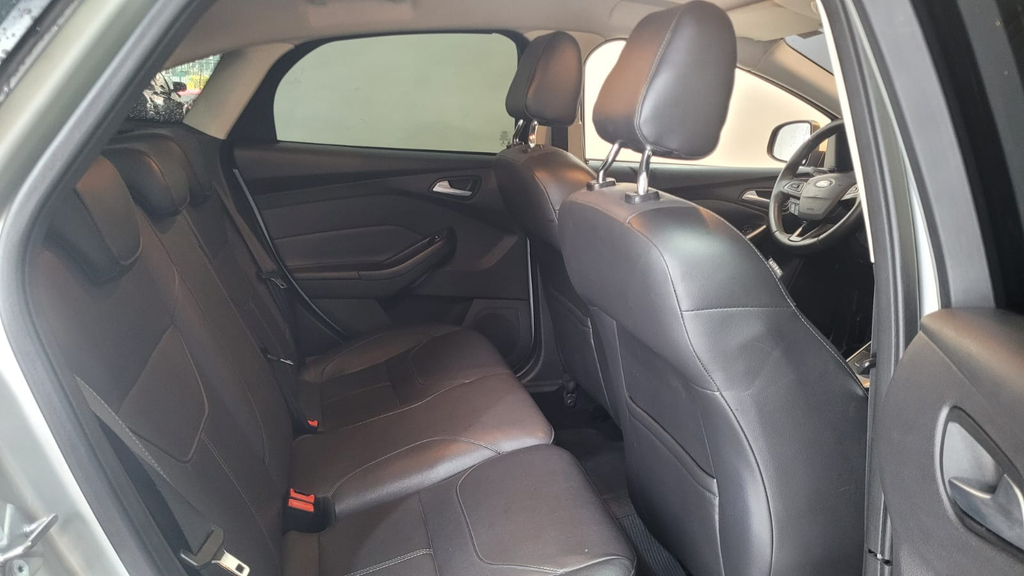 Ford Focus Sedan Prata