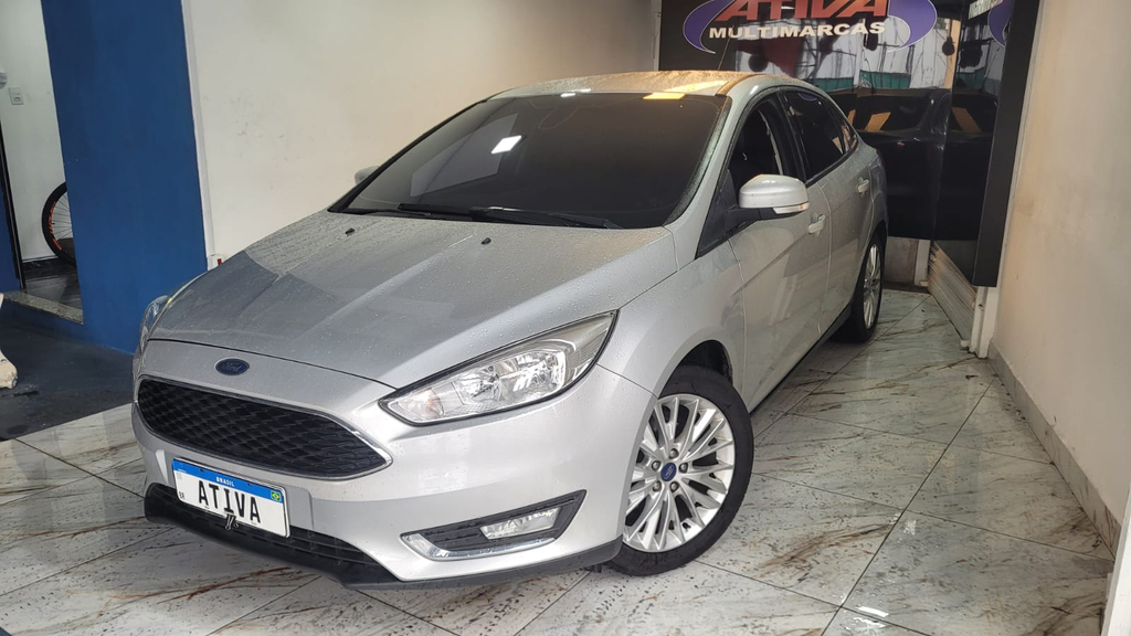 Ford Focus Sedan Prata