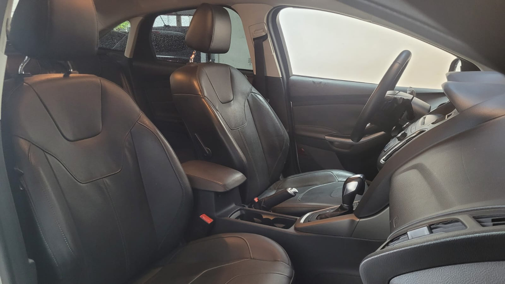 Ford Focus Sedan Prata