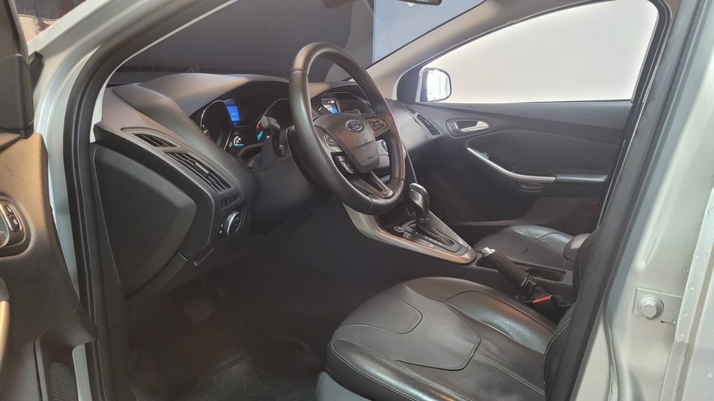 Ford Focus Sedan Prata