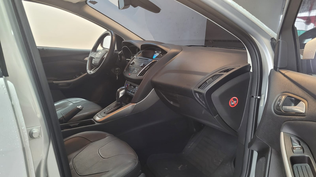 Ford Focus Sedan Prata