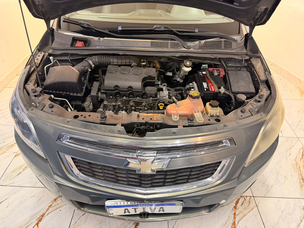 Chevrolet Cobalt Cinza