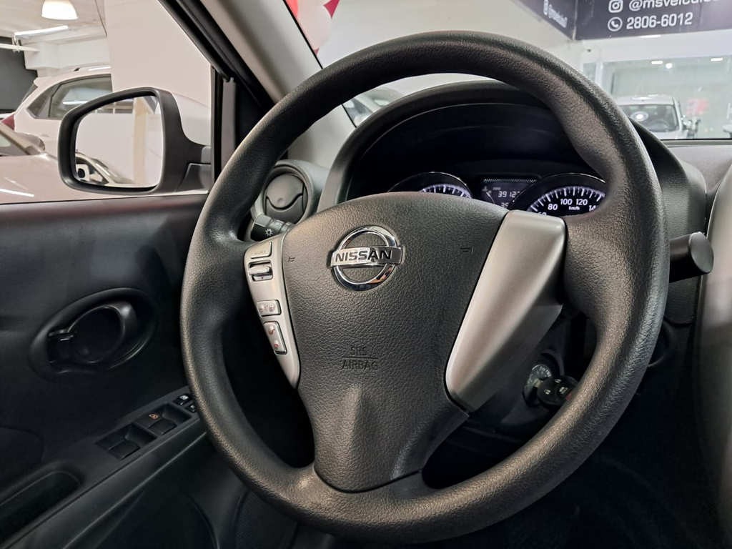 Nissan Versa Prata