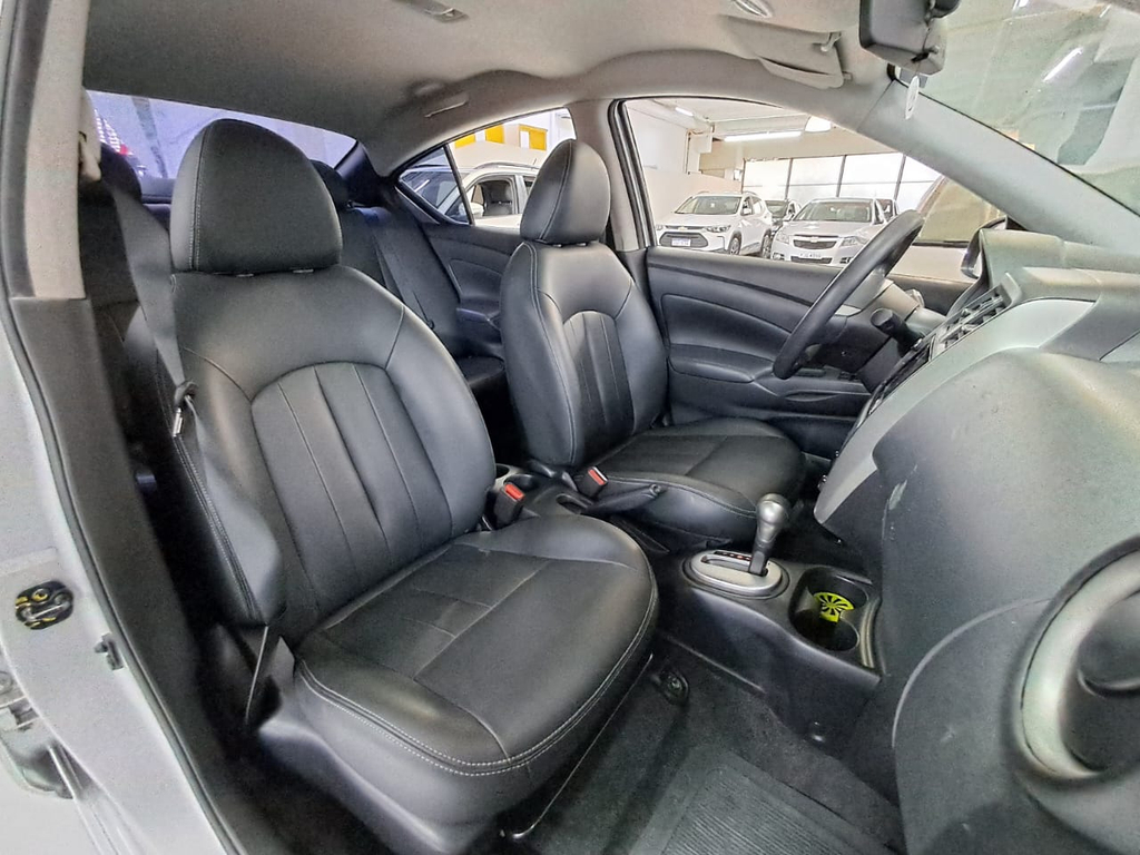 Nissan Versa Prata