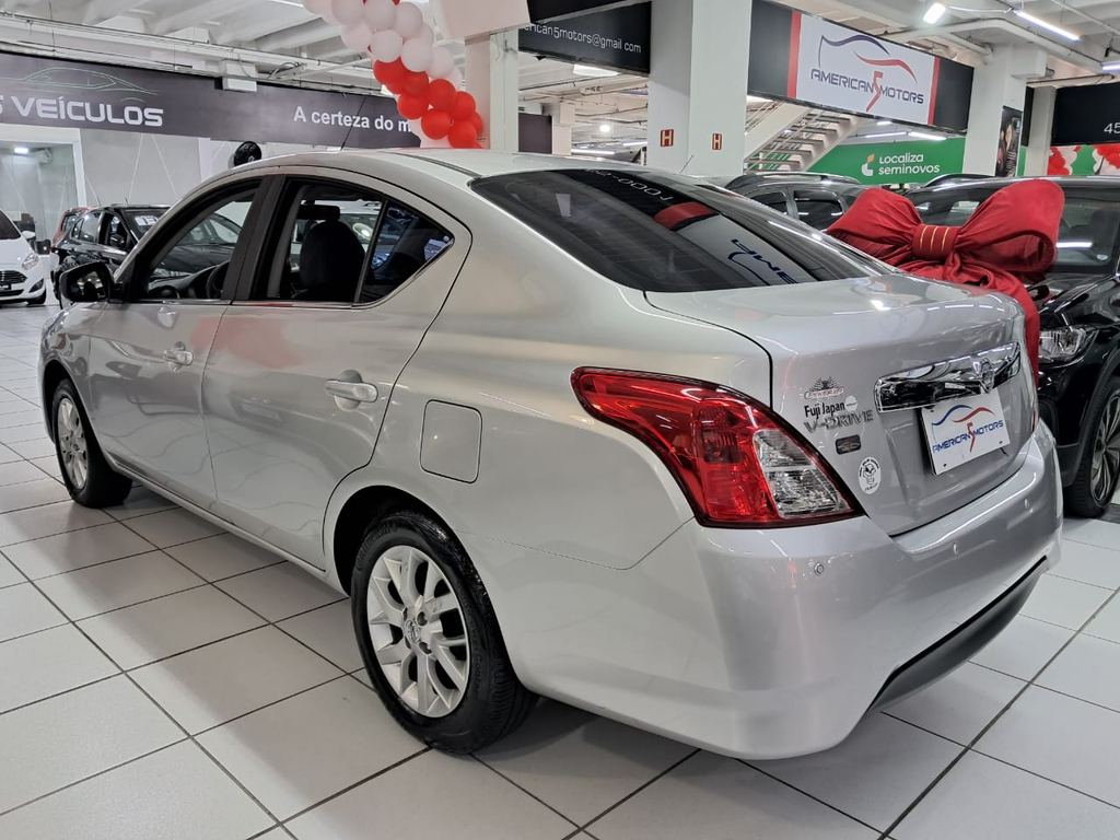 Nissan Versa Prata