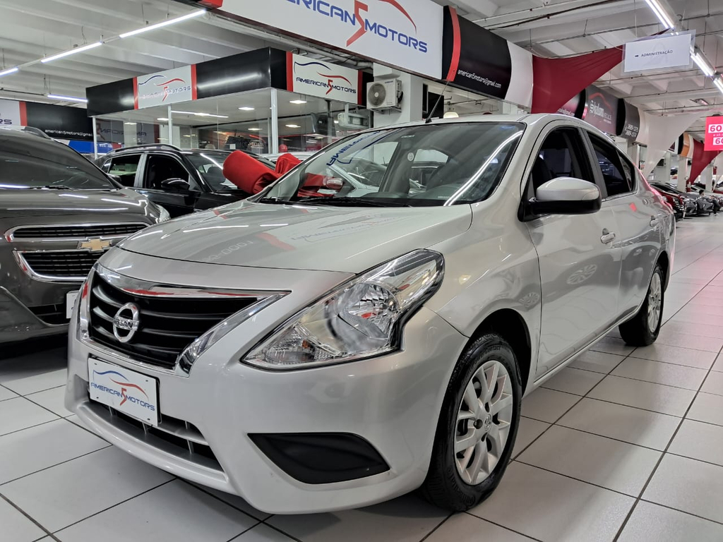 Nissan Versa Prata