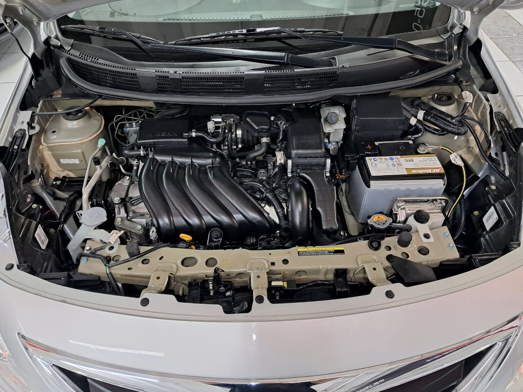 Nissan Versa Prata