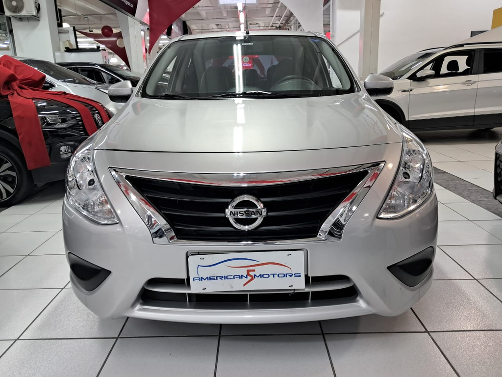 Nissan Versa Prata
