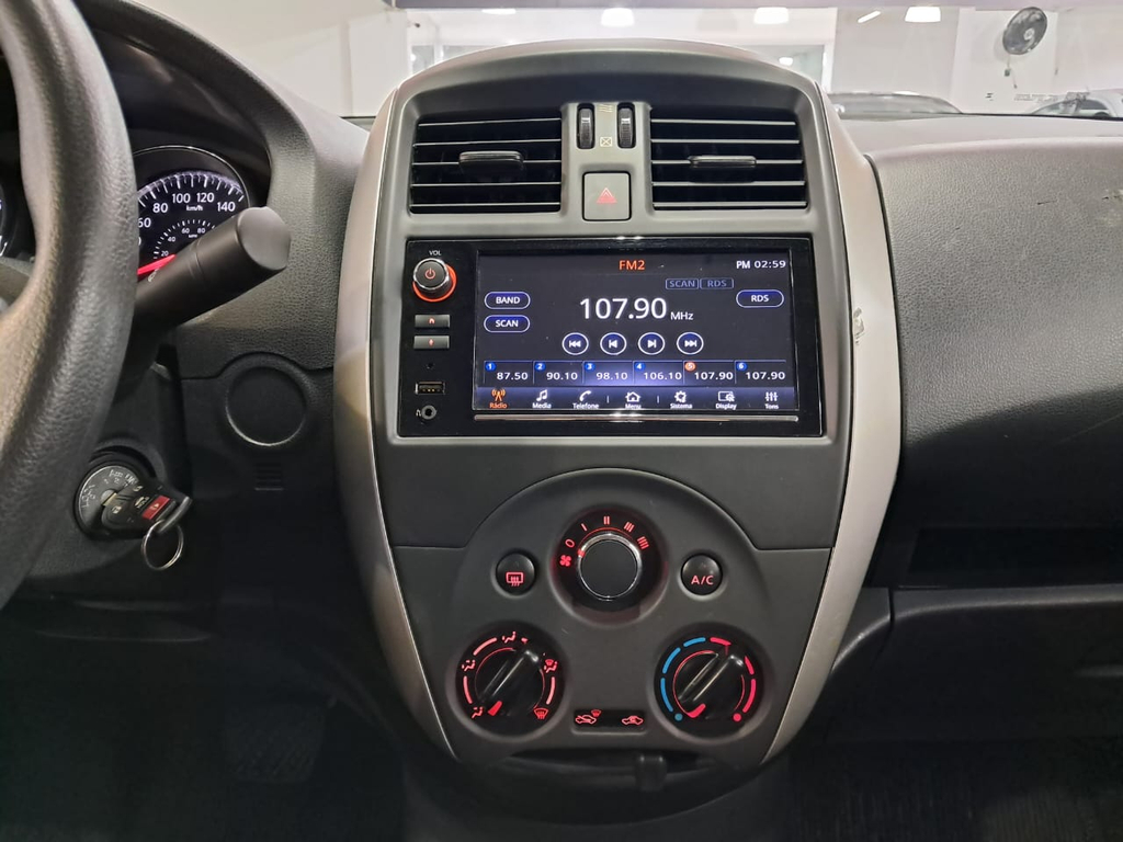 Nissan Versa Prata
