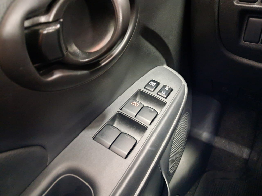 Nissan Versa Prata