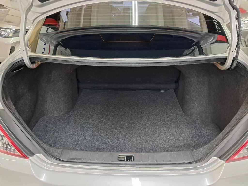 Nissan Versa Prata
