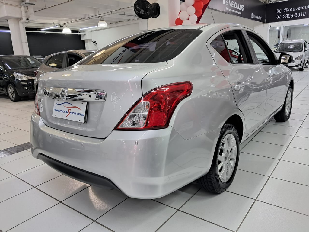 Nissan Versa Prata