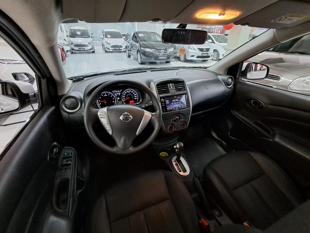 Nissan Versa Prata