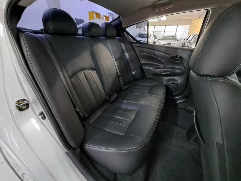 Nissan Versa Prata