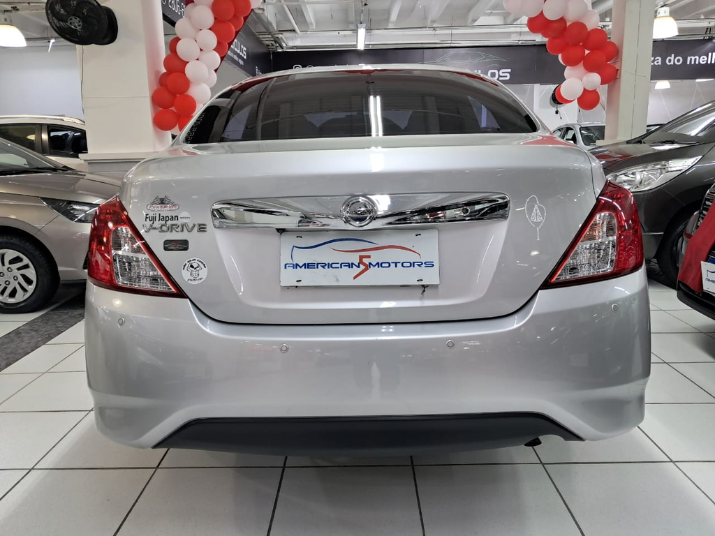 Nissan Versa Prata