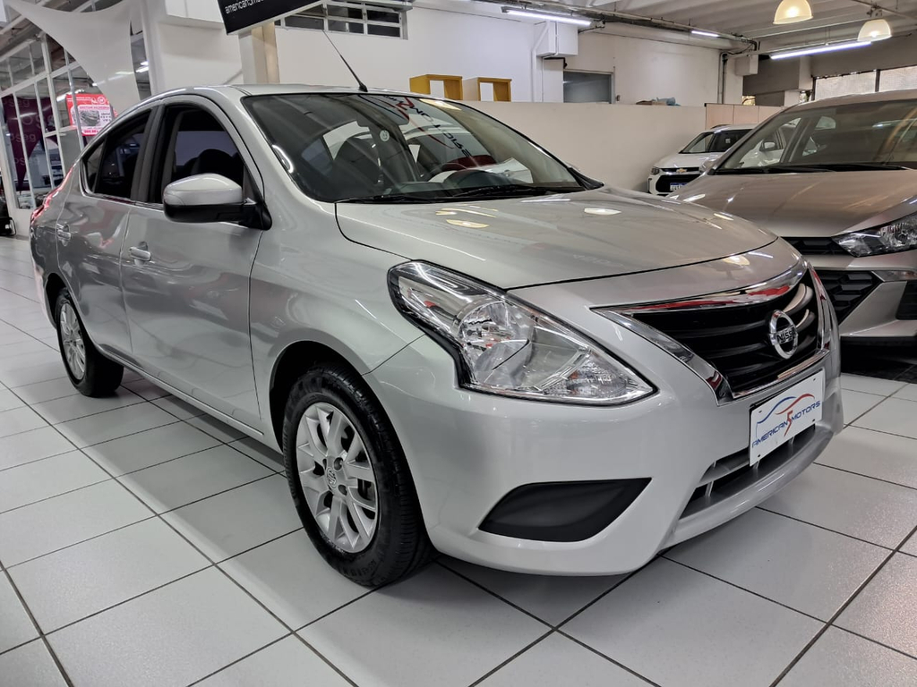 Nissan Versa Prata